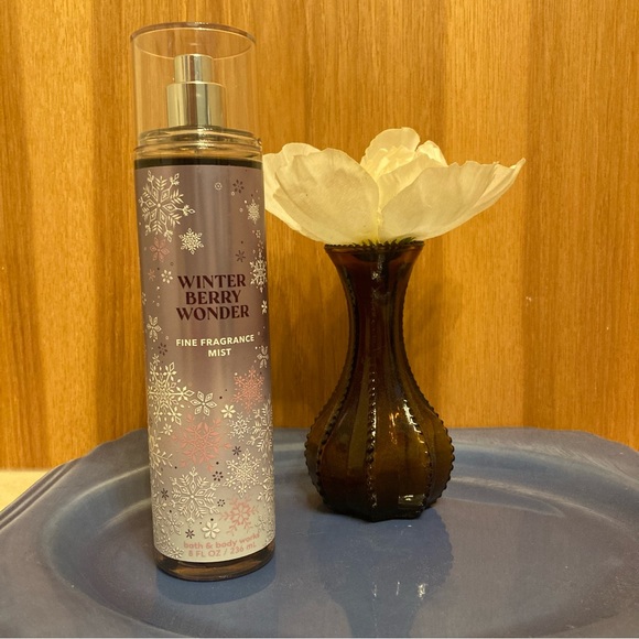 **SOLD** NWT Bath and Body Works - Winter Berry Wonder Three Piece Set - Picture 4 of 7